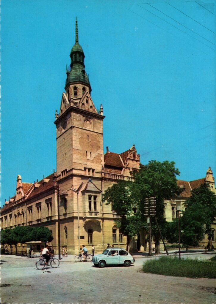 razglednica na kojoj se vidi zgrada opštine Apatin