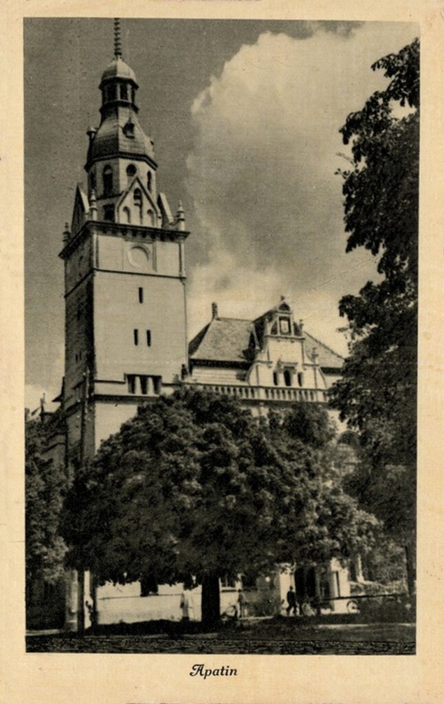 crno bela razglednica Apatina vidi se zgrada opštine koja je spomenik kulture