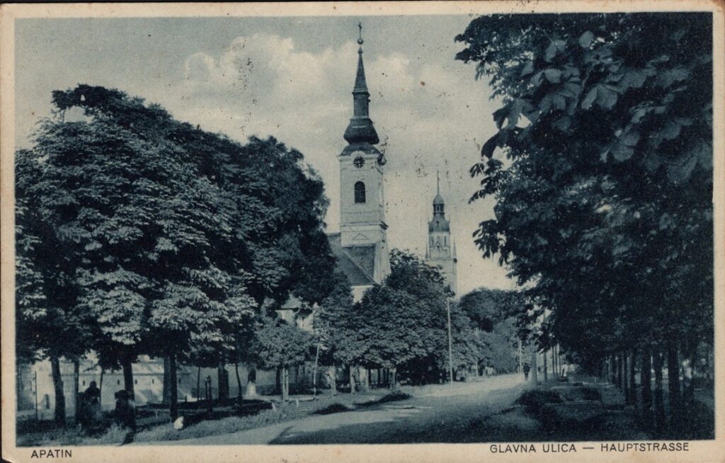 razglednica apatina koja prikazuje glavnu ulicu sa pogledom na katoličku crkvu i zgradu opštine